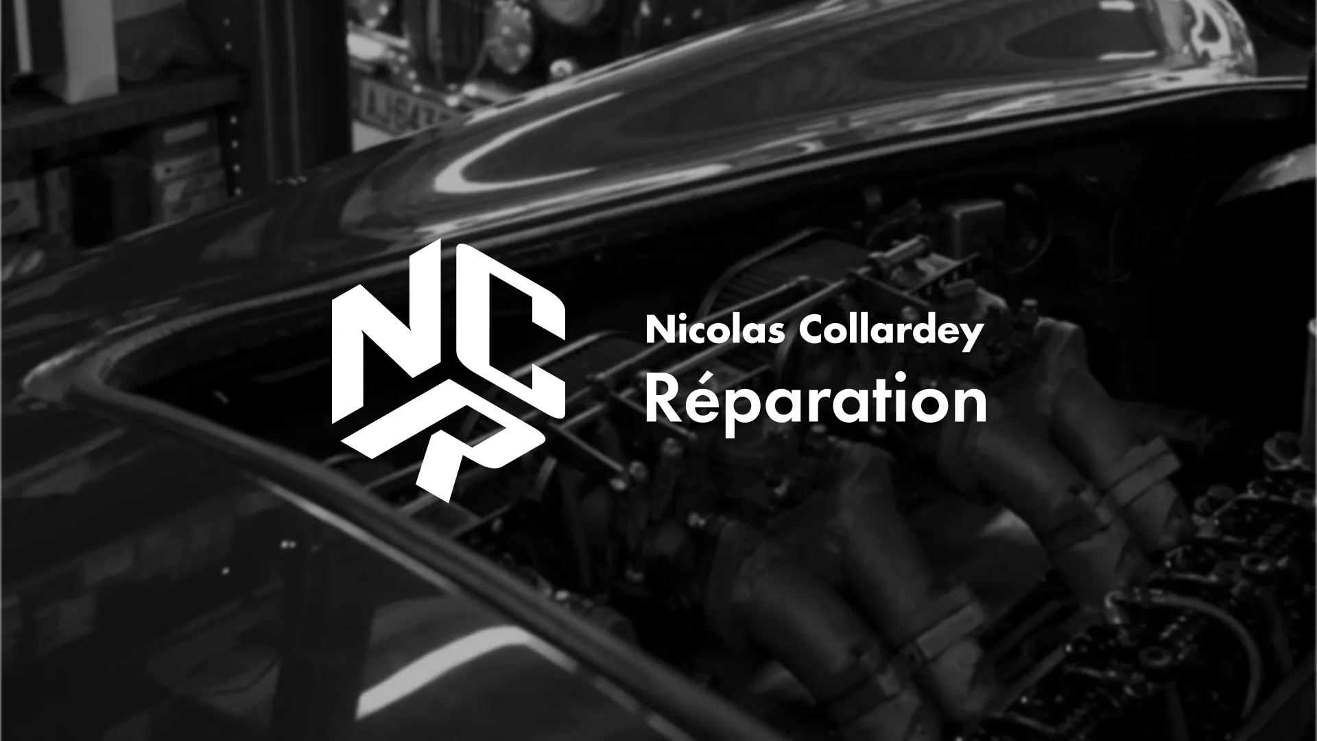 Logo blanc Nicolas Collardey Réparation appliquée sur une photo de moteur automobile.